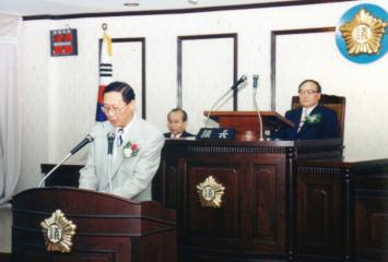 제36회 임시회에서 제2대 중구의회 개원 축사를 하는 구청장